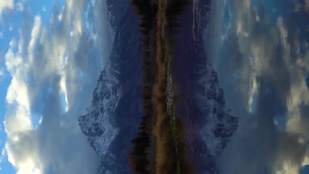 산맥과 일몰에 강에서 슈바바허 그랜드 와이오밍 비디오 — 비디오