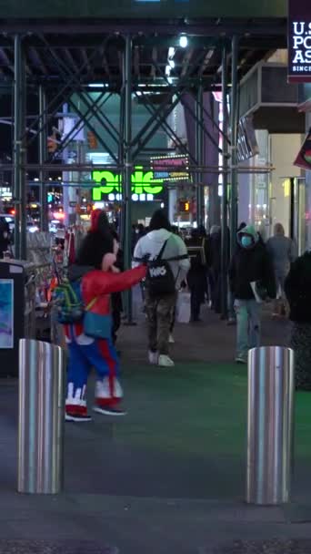 Нью Йорк Сша Января 2021 Года Люди Масках Переходят Улицу — стоковое видео