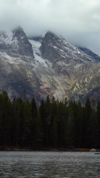 Stråksjö Båt Och Berg Grand Teton National Park Wyoming Usa — Stockvideo