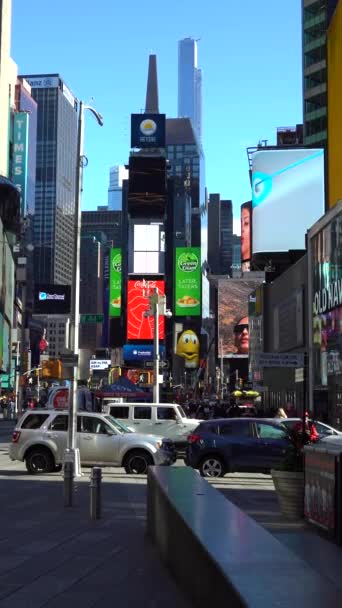 ニューヨークシティ アメリカ セプトナー 2021 タイムズスクエアの車の交通と人々 晴れた日に ワイドショット バーティカルビデオ — ストック動画