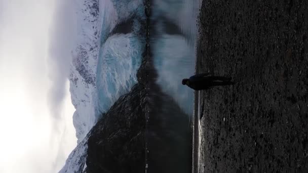 Hombre Camina Hacia Glaciar Portage Lago Portage Reflexión Montañas Nevadas — Vídeo de stock