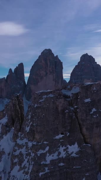 关于Cime Lavaredo和Sextenstein 冬日阳光下的三峰 空中景观 性感白云石 南蒂罗尔 阿尔卑斯山 意大利 从北方看 垂直录像 — 图库视频影像
