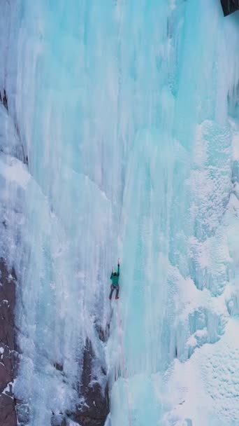 Wspinaczka Zamarzniętym Wodospadzie Widok Powietrza Alpinista Przewodzi Lodowi Dolina Barskoon — Wideo stockowe