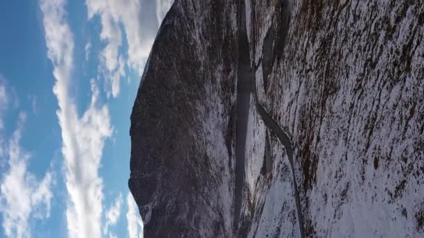 Summit Lake Mount Evans Area Schneebedeckte Berge Und Straßen Bewölkter — Stockvideo