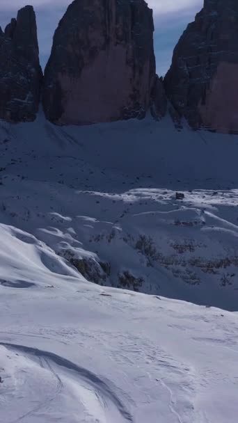 トレイ ラバレド 冬の晴れた日の3つのピーク アリアルビュー セックス ドロミテス 南ティロル イタリア ドローン フライが先に進む — ストック動画