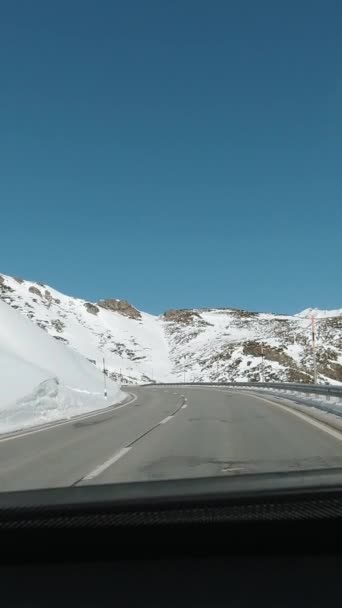 Voiture Près Bernina Pass Suisse Hiver Sur Winding Road Alpes — Video
