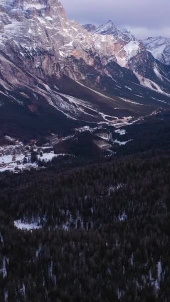 Βουνά Δολομίτη Χειμώνα Στην Ιταλία Αεροφωτογραφία Κηφήνας Πετάει Προς Εμπρός — Αρχείο Βίντεο