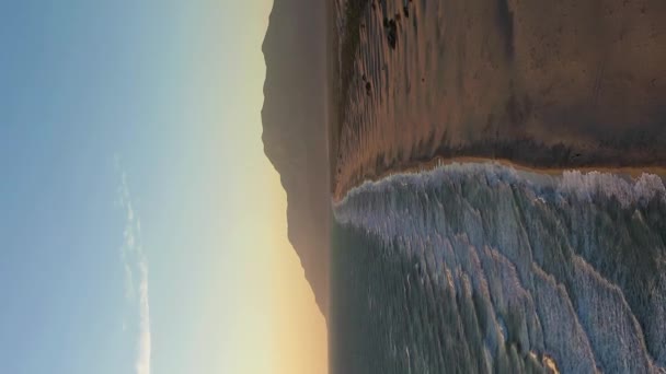 サンセットのパタラビーチ アリアルビュー トルコ ドローン フライズが後ろに バーティカルビデオ — ストック動画