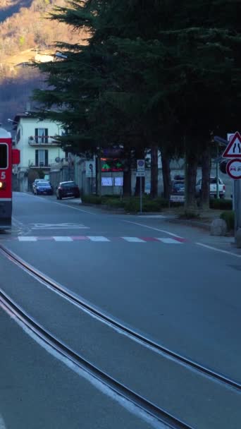 Tirano Olaszország 2022 Február Elhalad Vonat Svájcból Tiranóba Tart Bernina — Stock videók
