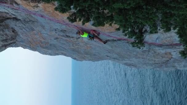 Mujer Escaladora Escalada Roca Con Cuerda Superior Acantilado Mar Crimea — Vídeo de stock