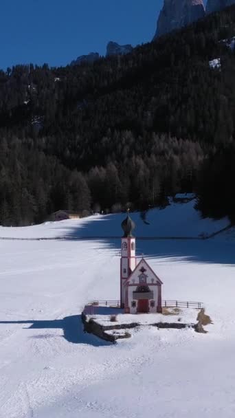 Kerk Van Sint Jan Bos Dolomieten Zonnige Winterdag Zuid Tirol — Stockvideo