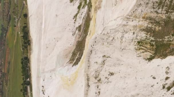 パムッカレの風景 デニスリ トルコ アリアルビュー ドローン フライズ 後ろ向きに ティルトアップ バーティカルビデオ — ストック動画