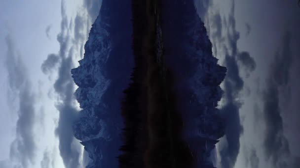 テトン山脈と夜のトワイライトのスネーク川の反射 シューバッハ ランディング グランドテトン国立公園 ワイオミング アメリカ ワイドショット バーティカルビデオ — ストック動画