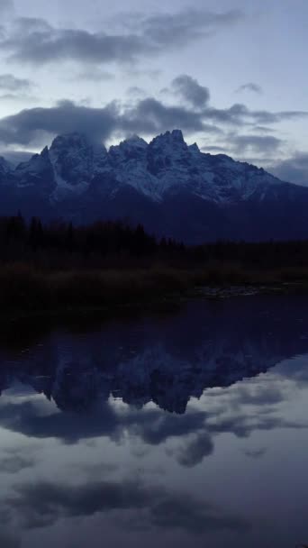 Teton Οροσειρά Και Αντανάκλαση Στο Snake River Στο Evening Twilight — Αρχείο Βίντεο