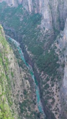 Güneşli bir günde Türkiye 'deki Tazi Kanyonu' nun kayalıkları. Hava görüntüsü. Drone İleri Uçuyor. Dikey Video