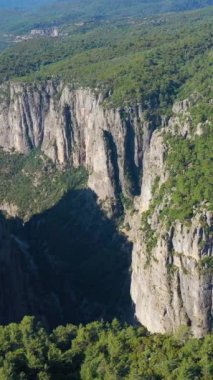 Güneşli bir sabahta Türkiye 'de Tazi Kanyonu. Hava görüntüsü. Yörüngede. Dikey Video