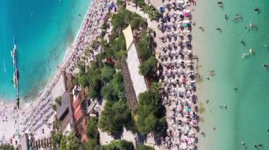 Mavi Göl, güneşli bir günde. Hava görüntüsü. Türk Rivierası. Oludeniz, Türkiye. Yörüngede. Dikey Video