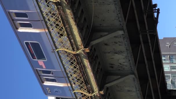 뉴욕시 2021년 24일 윌리엄스버그에서 화창한 지하철 열차가 지나갑니다 비디오 — 비디오