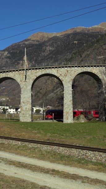 Brusio Switzerland 2022 Február Vonat Svájci Brusio Spiral Viadukton Sunny — Stock videók