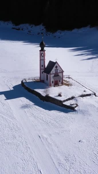 Kerk Van John Bos Dolomieten Zonnige Winterdag Zuid Tirol Italië — Stockvideo