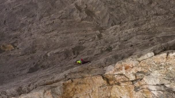 Bergsteigerinnen Beim Klettern Krim Russland Luftaufnahme Drohne Kreist Vertikales Video — Stockvideo