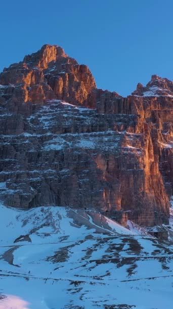 Tre Cime Lavaredo Three Peaks Sunrise Winter Auronzo Hut Vista — Vídeo de Stock