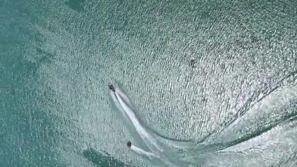 Tubing Rebocado Lago Dia Ensolarado Verão Vista Aérea Drone Voa — Vídeo de Stock