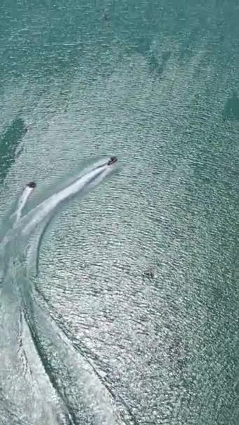 Tubing Rebocado Lago Dia Ensolarado Verão Vista Aérea Drone Voa — Vídeo de Stock