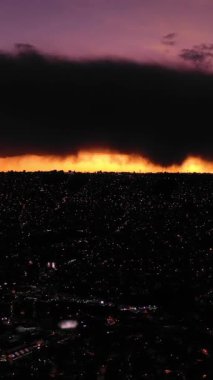 Akşam Alacakaranlığı 'ndaki La Paz City manzarası. Hava görüntüsü. Bolivya 'da. Mavi Saat. Drone İleri Uçuyor. Geniş açı. Dikey Video