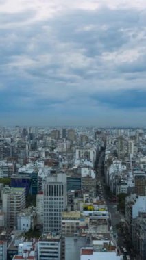 Cloudy Evening 'de Buenos Aires City Skyline. Arjantin. Hava Hızı Hızı, Zaman Hızı. İnsansız hava aracı yandan uçuyor. Dikey Video
