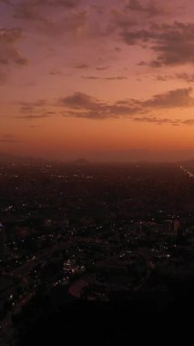 Sunset 'te parlayan Santiago Skyline. Mavi Saat. Akşam Alacakaranlığı. Hava görüntüsü. Şili. Drone İleri Uçuyor. Dikey Video