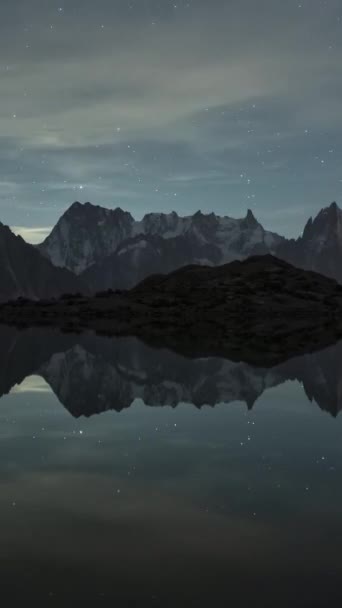 星空覆盖高山与湖中的倒影 法国阿尔卑斯山脉的Aiguilles Rouges时间流逝 垂直录像 — 图库视频影像
