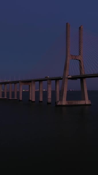Most Kablowy Vasco Gama Rzeka Tagus Wieczorny Zmierzch Blue Hour — Wideo stockowe