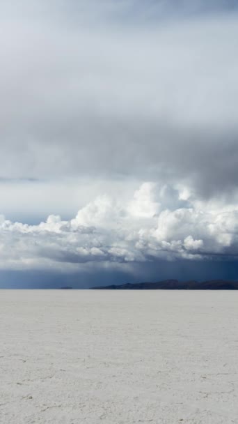 화창한 우유니 우유니 알티플라노 볼리비아 극적인 폭풍우 구름이 들어갑니다 육각형 — 비디오