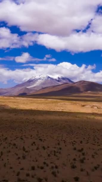 Ollague Volcano Beige Flatland Bolívie Modré Nebe Mraky Aerial Hyper — Stock video