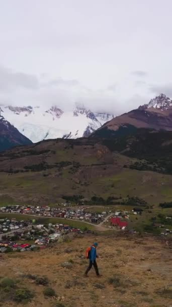 Ταξιδιώτης Πορτοκαλί Σακίδιο Πεζοπορία Και Κοιτάζοντας Όρος Fitz Roy Στα — Αρχείο Βίντεο