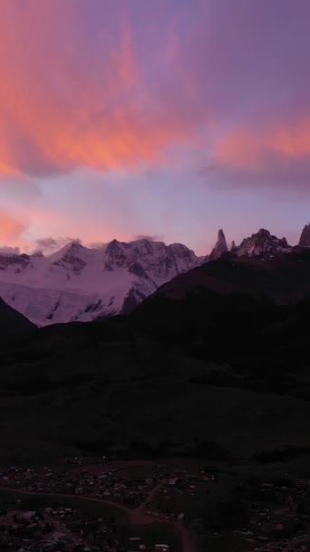 Mount Fitz Roy Cerro Torre Chalten Town Evening Twilight Nubes — Vídeo de stock