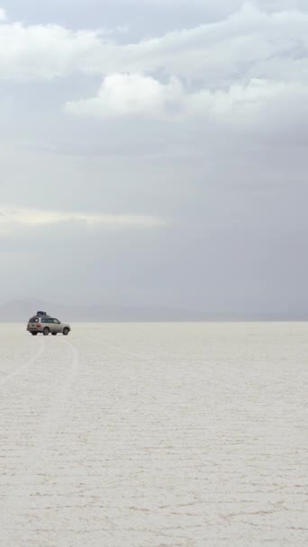 Uyuni Bolivien December 2022 Uyuni Salt Flats Molndagen Och Bil — Stockvideo