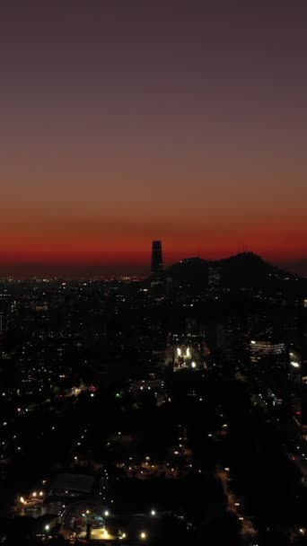 Gece Parlayan Santiago Skyline Hava Görüntüsü Las Condes Komünü Şili — Stok video