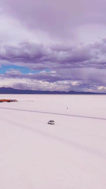 Uyuni Salt Flats Och Suv Car Salar Uyuni Flygutsikt Altiplano — Stockvideo