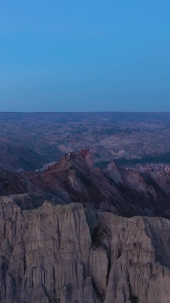 Paz Morning Twilight 근처의 암석층 볼리비아 블루아워요 드론은 옆으로 날아갑니다 — 비디오