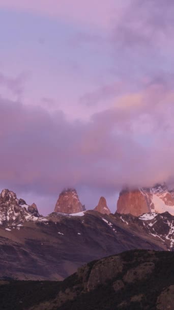 Mount Fitz Roy Nubes Amanecer Hills Snow Capped Mountains Andes — Vídeo de stock