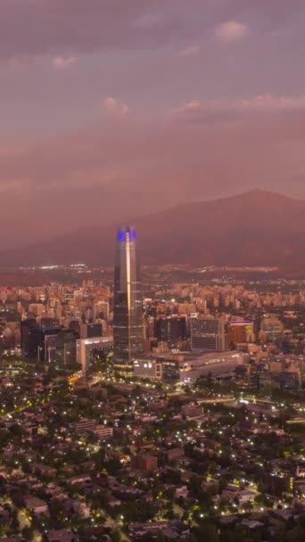 圣地亚哥市的黄昏和安第斯山脉 蓝色一小时 空中超速 时间超速 垂直录像 — 图库视频影像