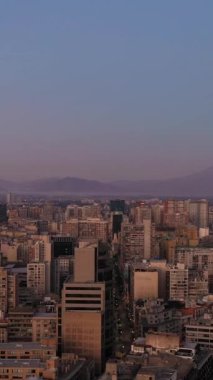 Santiago City Sabah Alacakaranlığı 'nda. Mavi Saat. Hava görüntüsü. Şili. Drone İleri Uçuyor. Dikey Video