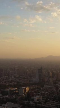 Santiago Skyline Sunset 'te. Hava görüntüsü. Şili. Drone İleri Uçuyor. Dikey Video