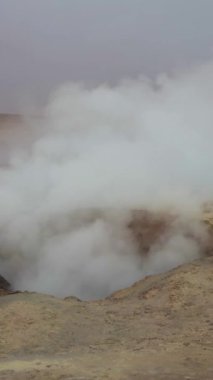 Sol de Manana 'daki Buhar Havuzu. Bolivya 'da. Bulutlu bir gün. Dikey Video