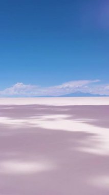 Uyuni Tuz Düzlükleri. Salar De Uyuni. Hava görüntüsü. Altiplano, Bolivya. Kurak Mevsim. Gölgeleri Bulutlandırır. Drone İleri Uçuyor. Geniş açı. Dikey Video