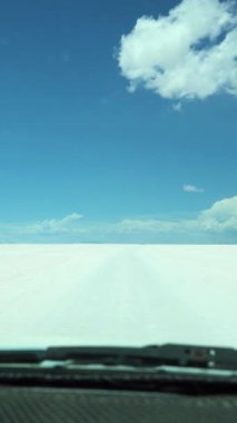 Uyuni Salt Flats, Arabadan Manzara. Bolivya 'da. Güneşli bir gün. Dikey Video