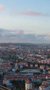 Almada, Corroios ve Lisbon. Portekiz. Hava görüntüsü. Mahalle sakinleri. İnsansız hava aracı yandan uçuyor. Dikey Video