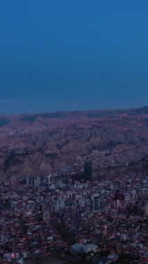 Sabah Alacakaranlığı 'nda La Paz Skyline. Hava görüntüsü. Zona Sur Bölgesi. Bolivya 'da. Mavi Saat. İnsansız hava aracı yandan uçuyor. Geniş açı. Dikey Video
